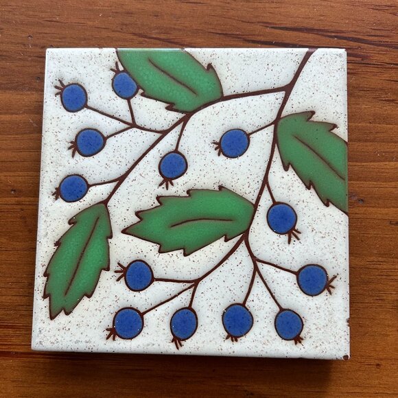 BESHEER decorative art tile with blueberry design - Picture 2 of 5